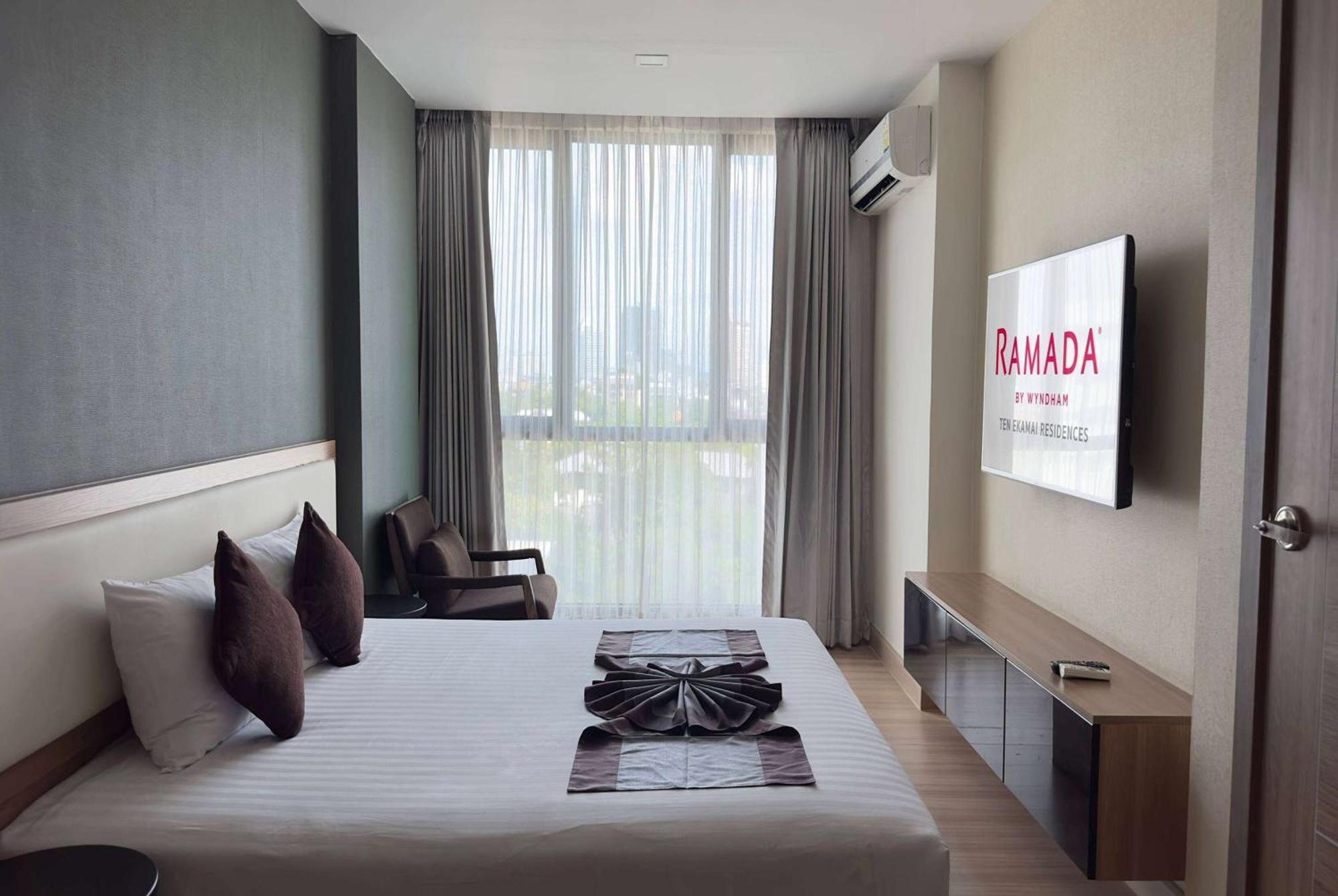 Ramada By Wyndham Bangkok Ten Ekamai Residences Exterior photo
