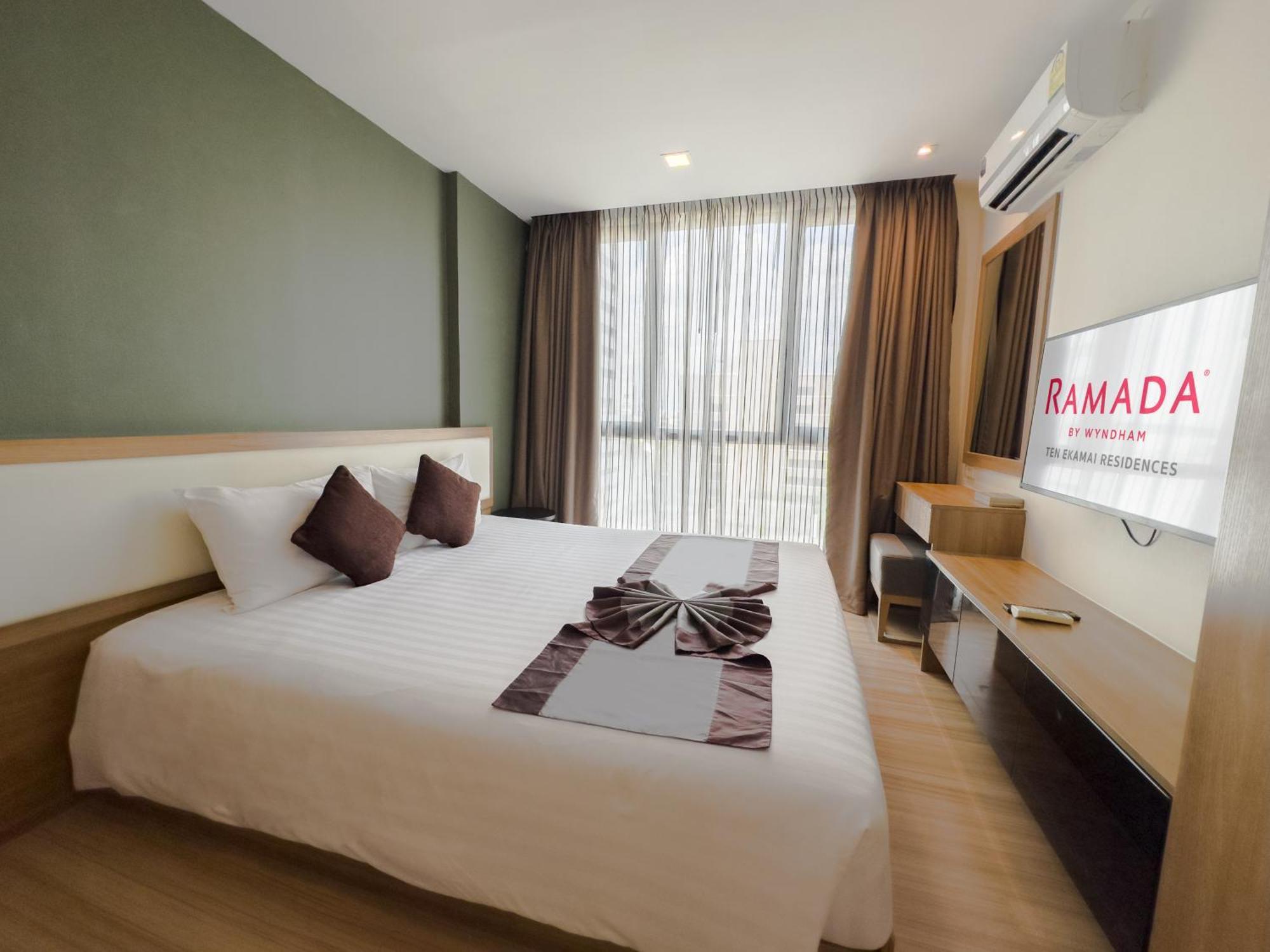 Ramada By Wyndham Bangkok Ten Ekamai Residences Exterior photo